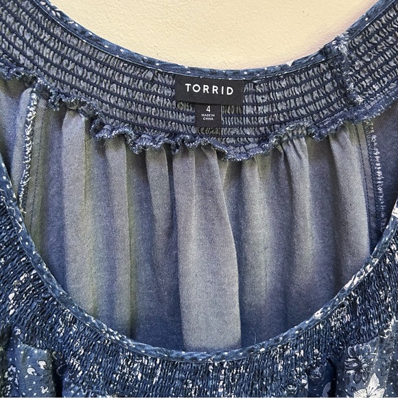 Torrid~Tiered Chambray Blue Floral Smocked Short Sleeve Dress in size 4/4X or 26 - Picture 4 of 16